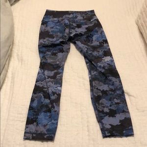 Lululemon wonder under tech crop sz 4